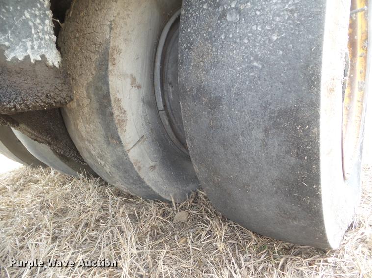 image for item DA7719 Hyster C530A pneumatic roller