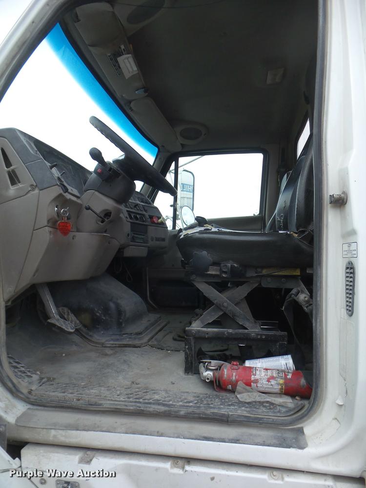 image for item DA7721 2007 Sterling A9500 semi truck