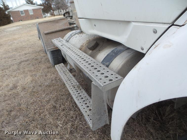 image for item DA7721 2007 Sterling A9500 semi truck