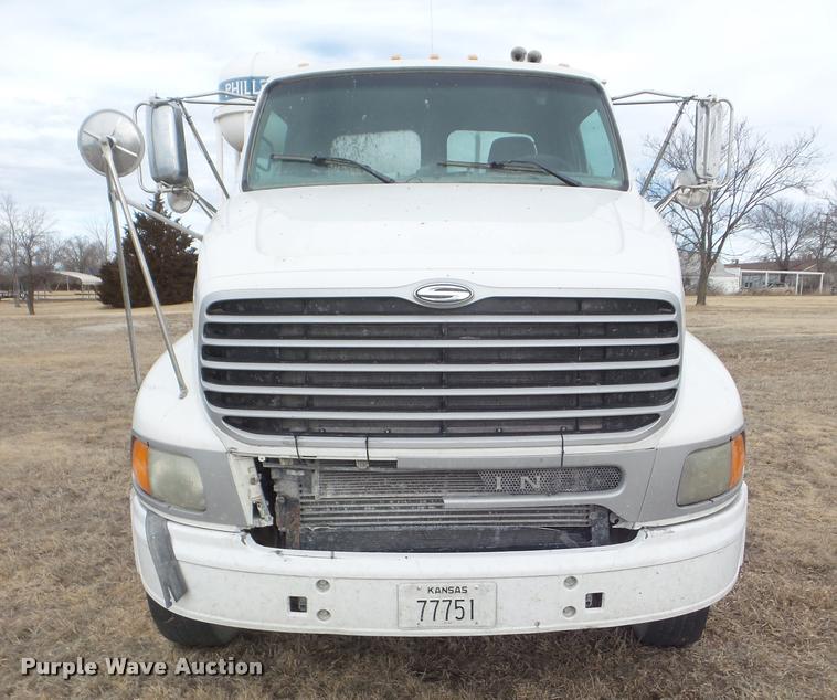 image for item DA7722 2007 Sterling A9500 semi truck
