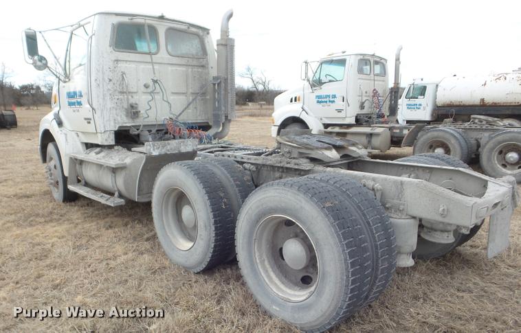 image for item DA7722 2007 Sterling A9500 semi truck
