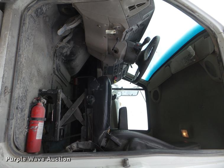 image for item DA7722 2007 Sterling A9500 semi truck