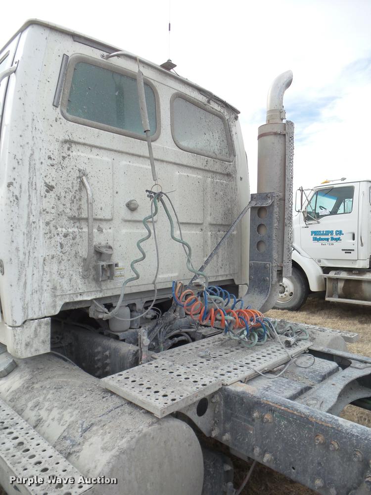 image for item DA7722 2007 Sterling A9500 semi truck