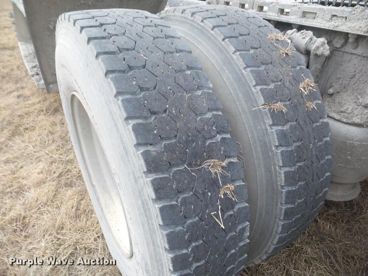 image for item DA7722 2007 Sterling A9500 semi truck