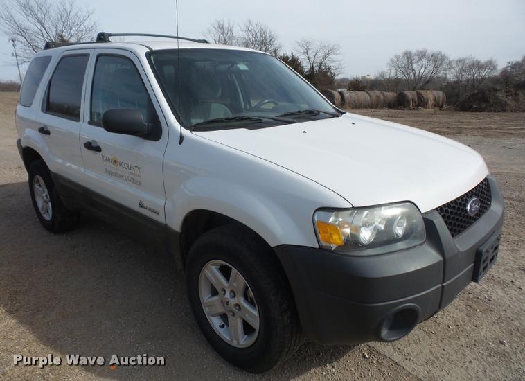 image for item DB0732 2005 Ford Escape Hybrid SUV