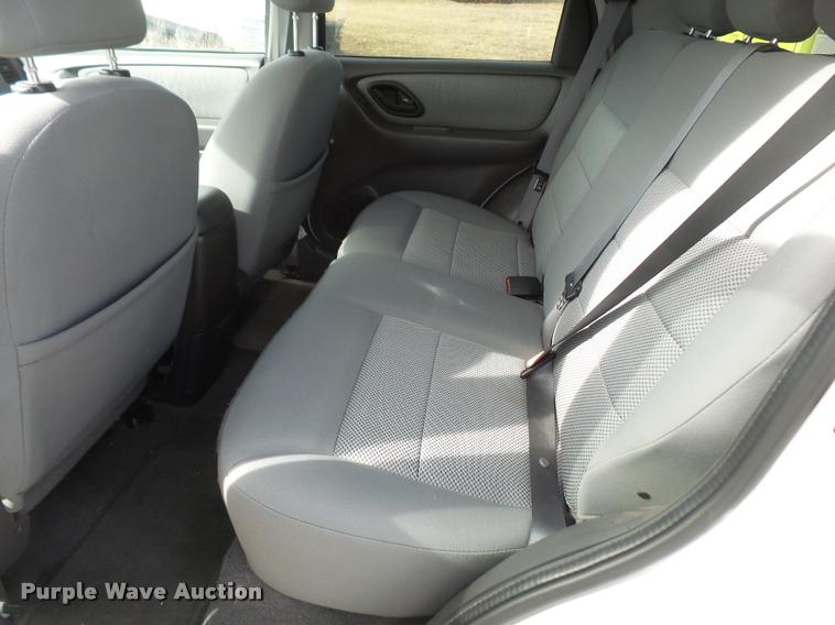image for item DB0732 2005 Ford Escape Hybrid SUV