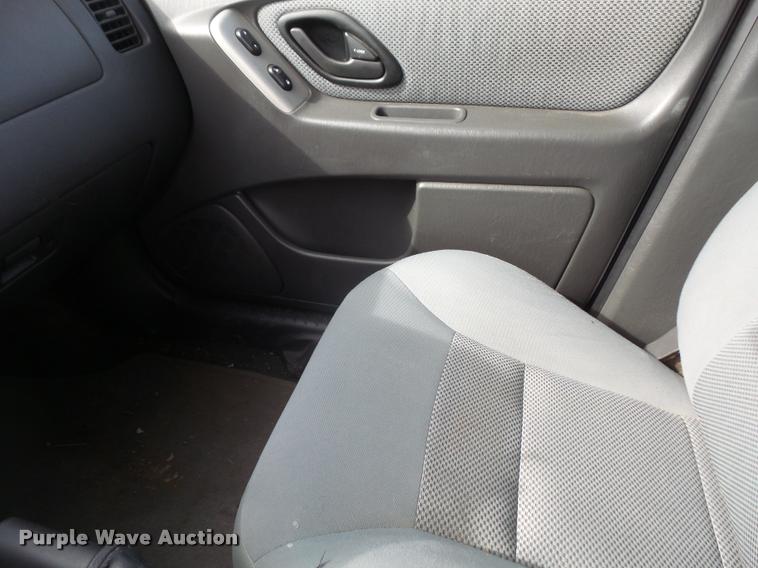 image for item DB0732 2005 Ford Escape Hybrid SUV