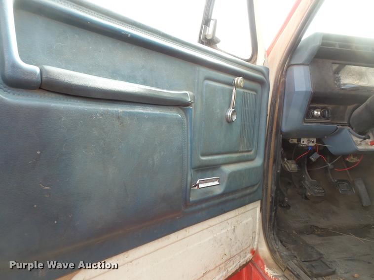 image for item DB0736 1981 Ford F700 fire truck