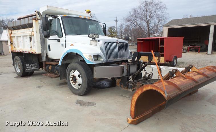 image for item DB2978 2002 International 7400 dump truck
