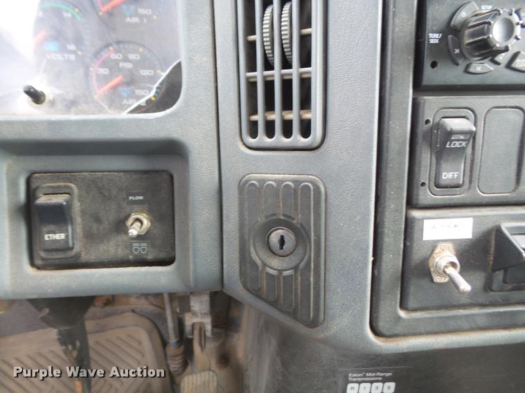 image for item DB2978 2002 International 7400 dump truck