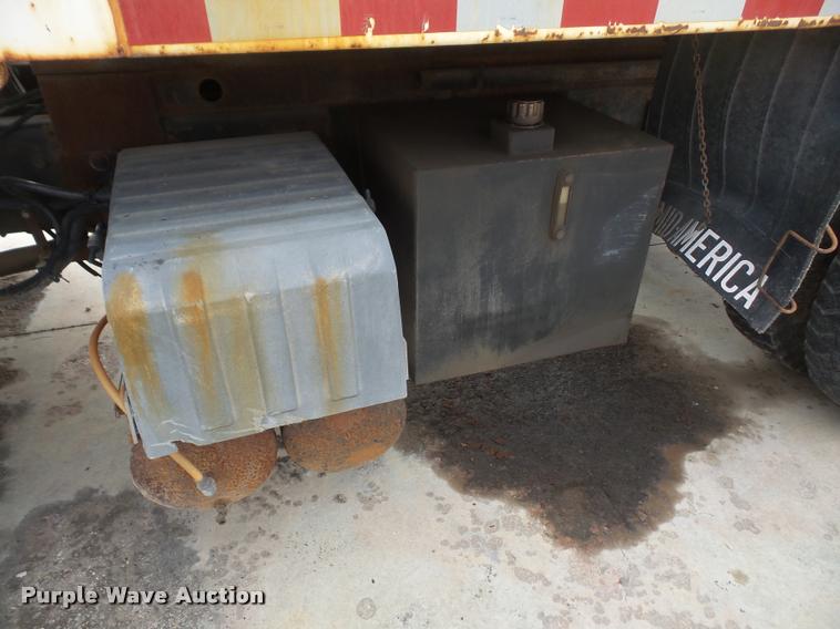 image for item DB2978 2002 International 7400 dump truck