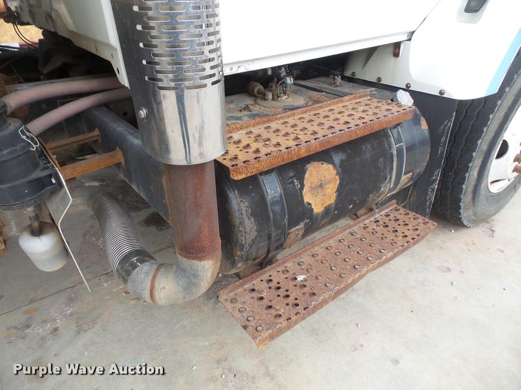 image for item DB2978 2002 International 7400 dump truck