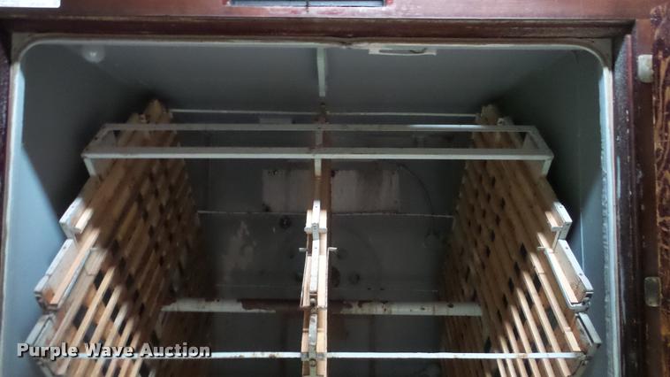 image for item DF9226 Robbins hatchery incubator