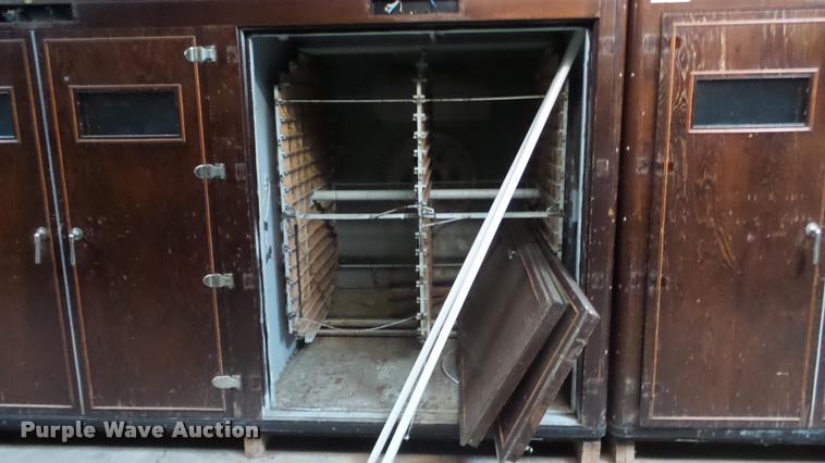 image for item DF9228 Robbins hatchery incubator