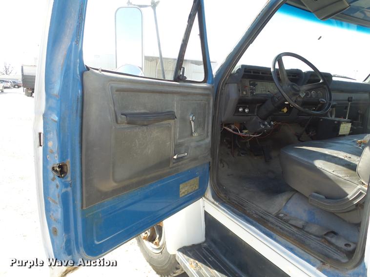 image for item J2636 1986 Ford F600G dump truck