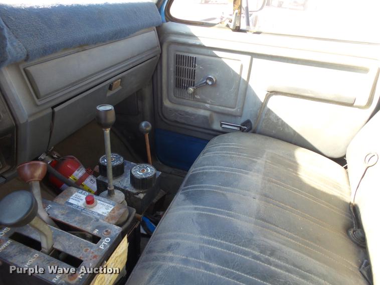 image for item J2636 1986 Ford F600G dump truck