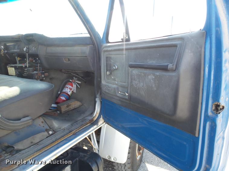 image for item J2636 1986 Ford F600G dump truck