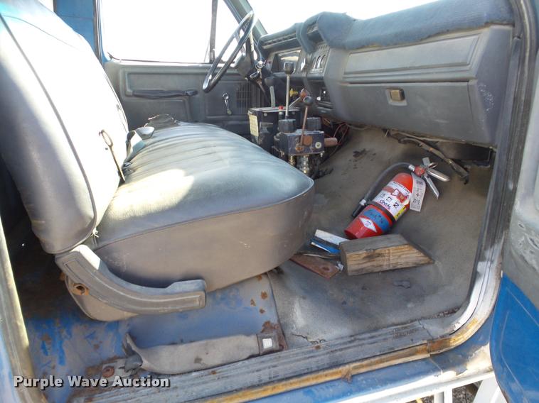 image for item J2636 1986 Ford F600G dump truck