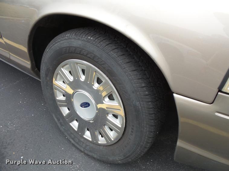 image for item L3631 2005 Ford Crown Victoria Police Interceptor