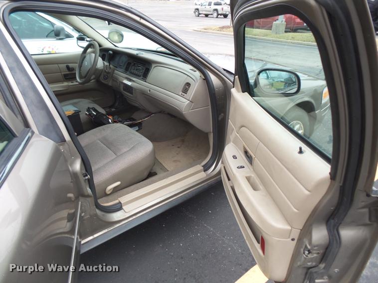 image for item L3631 2005 Ford Crown Victoria Police Interceptor