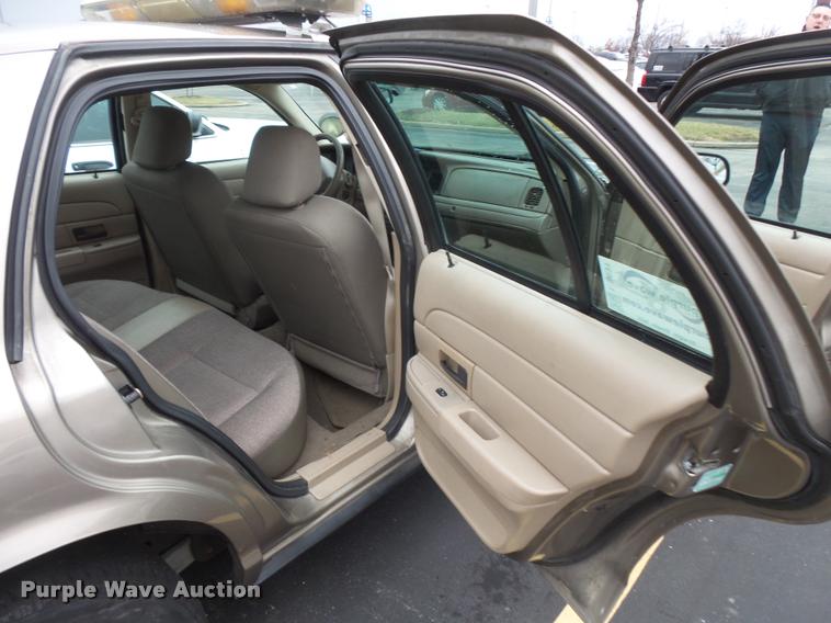 image for item L3631 2005 Ford Crown Victoria Police Interceptor