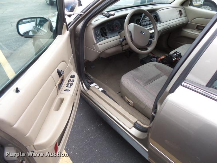 image for item L3631 2005 Ford Crown Victoria Police Interceptor