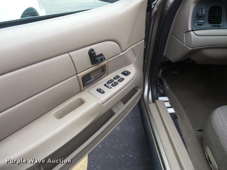 image for item L3631 2005 Ford Crown Victoria Police Interceptor