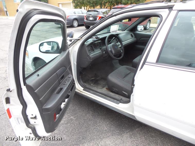 image for item L3632 2004 Ford Crown Victoria Police Interceptor