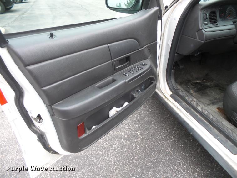 image for item L3632 2004 Ford Crown Victoria Police Interceptor