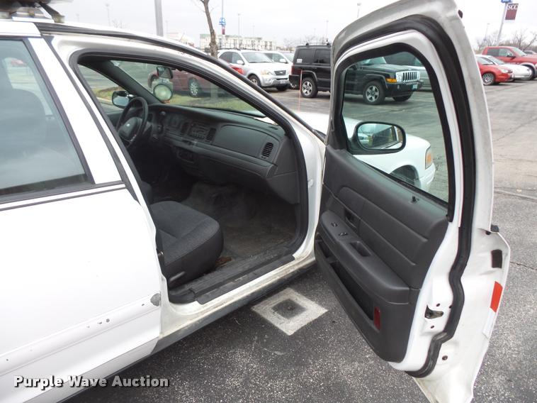 image for item L3632 2004 Ford Crown Victoria Police Interceptor