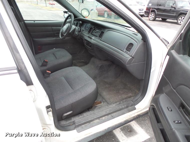 image for item L3632 2004 Ford Crown Victoria Police Interceptor