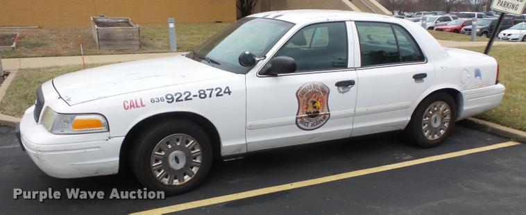 image for item L3633 2004 Ford Crown Victoria Police Interceptor