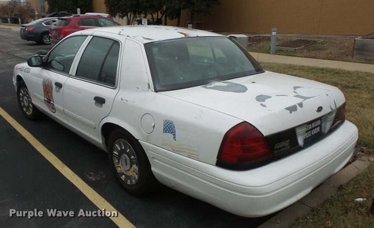 image for item L3633 2004 Ford Crown Victoria Police Interceptor