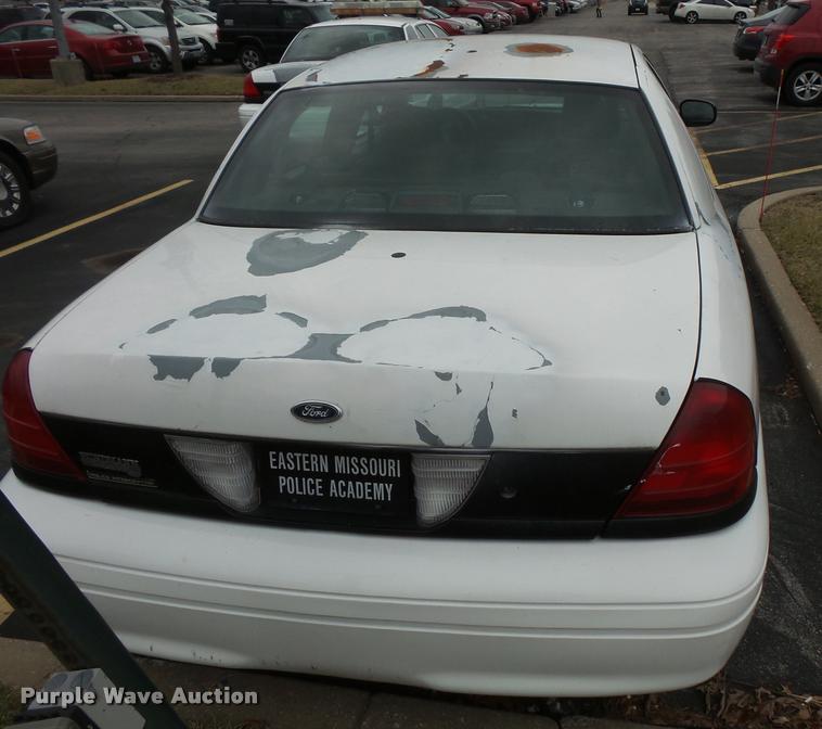 image for item L3633 2004 Ford Crown Victoria Police Interceptor