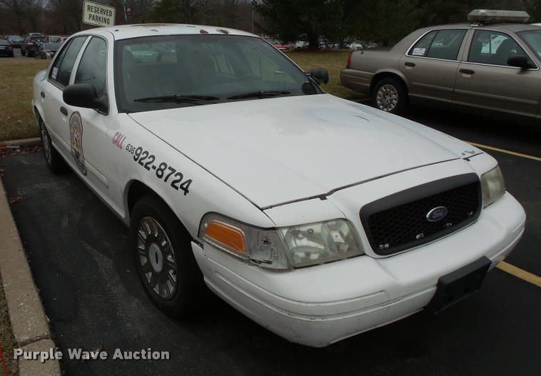 image for item L3633 2004 Ford Crown Victoria Police Interceptor