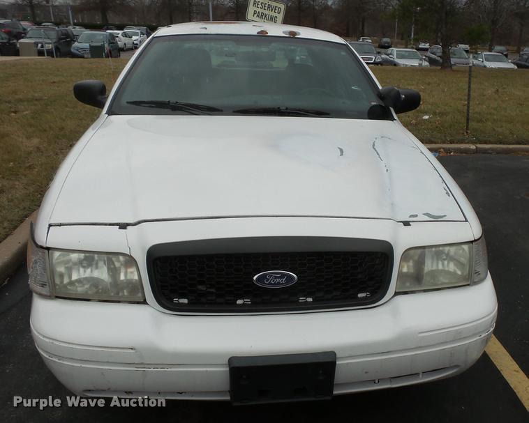 image for item L3633 2004 Ford Crown Victoria Police Interceptor