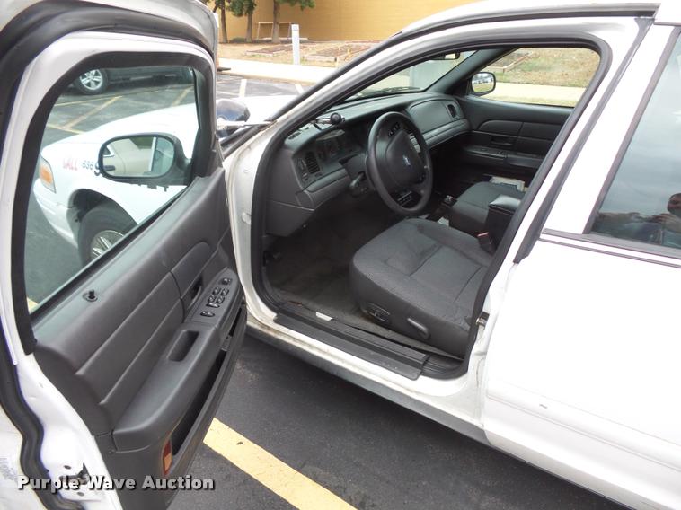 image for item L3633 2004 Ford Crown Victoria Police Interceptor