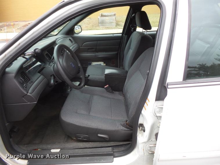 image for item L3633 2004 Ford Crown Victoria Police Interceptor