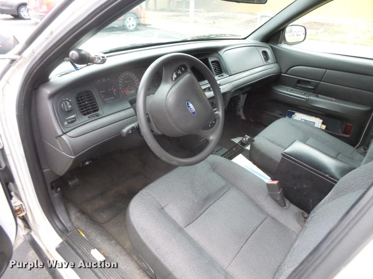 image for item L3633 2004 Ford Crown Victoria Police Interceptor