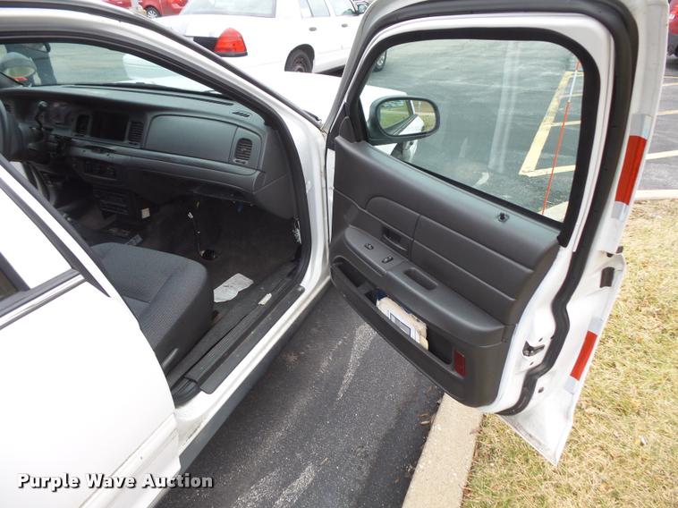 image for item L3633 2004 Ford Crown Victoria Police Interceptor