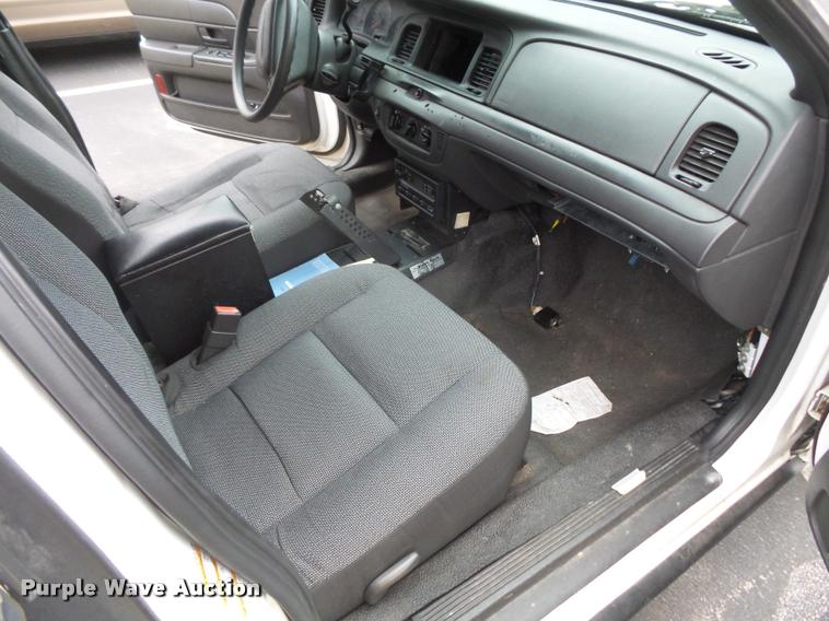 image for item L3633 2004 Ford Crown Victoria Police Interceptor