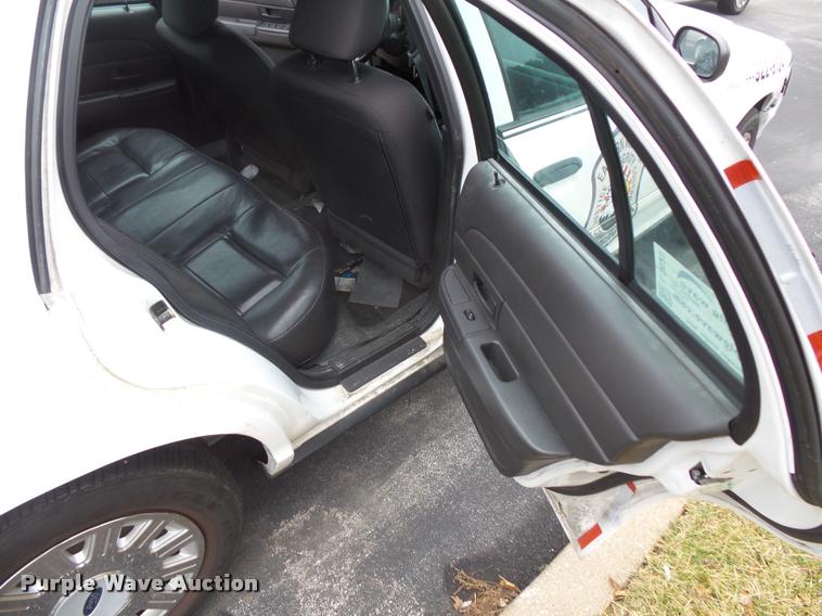 image for item L3633 2004 Ford Crown Victoria Police Interceptor