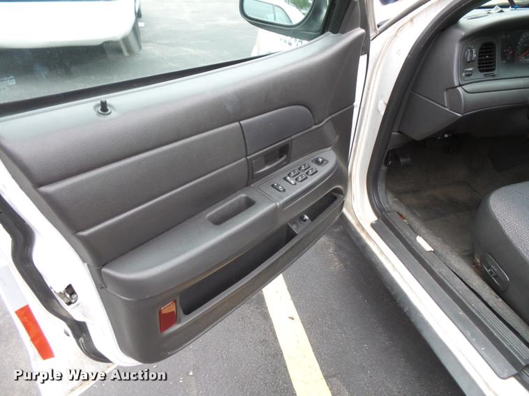 image for item L3633 2004 Ford Crown Victoria Police Interceptor