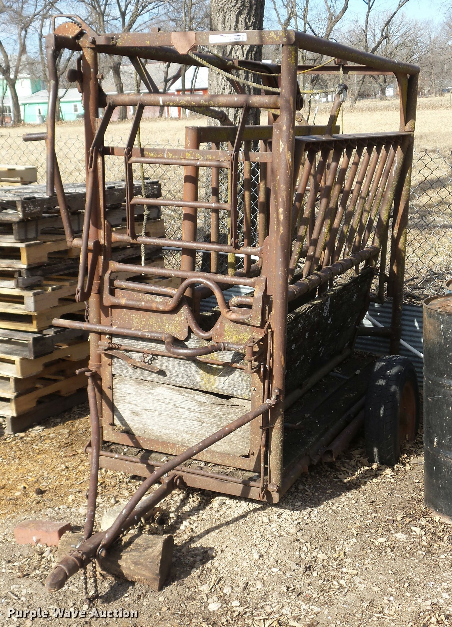WW cattle chute in Emporia, KS Item BT9047 sold Purple Wave
