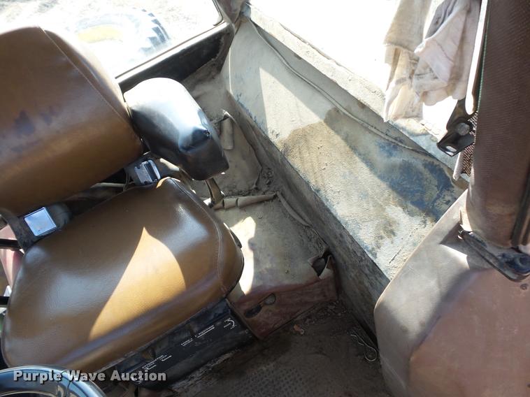 image for item BI9141 1983 John Deere 4850 tractor