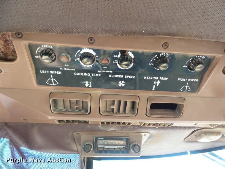 image for item BI9141 1983 John Deere 4850 tractor