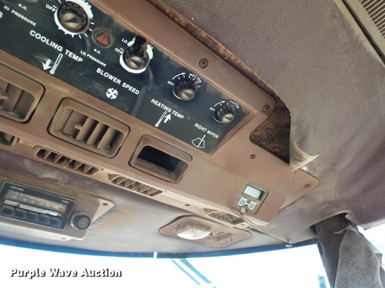 image for item BI9141 1983 John Deere 4850 tractor