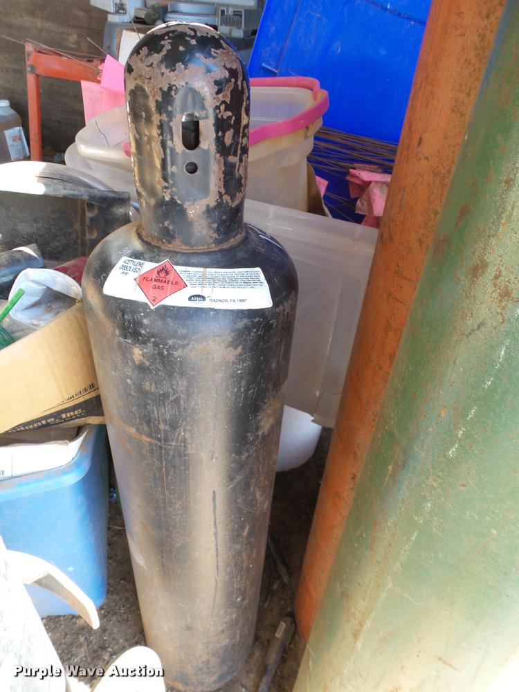 image for item BJ9280 Cutting torch and tanks