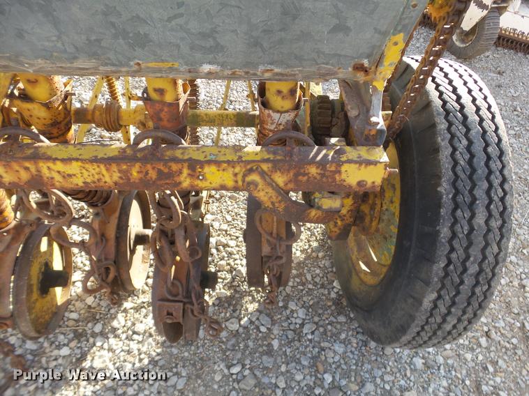 image for item BT9073 Feed planter