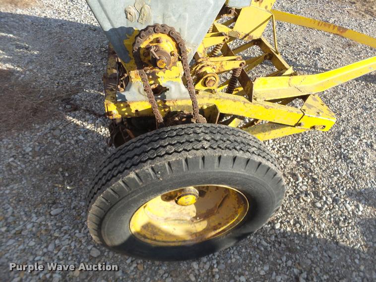 image for item BT9073 Feed planter